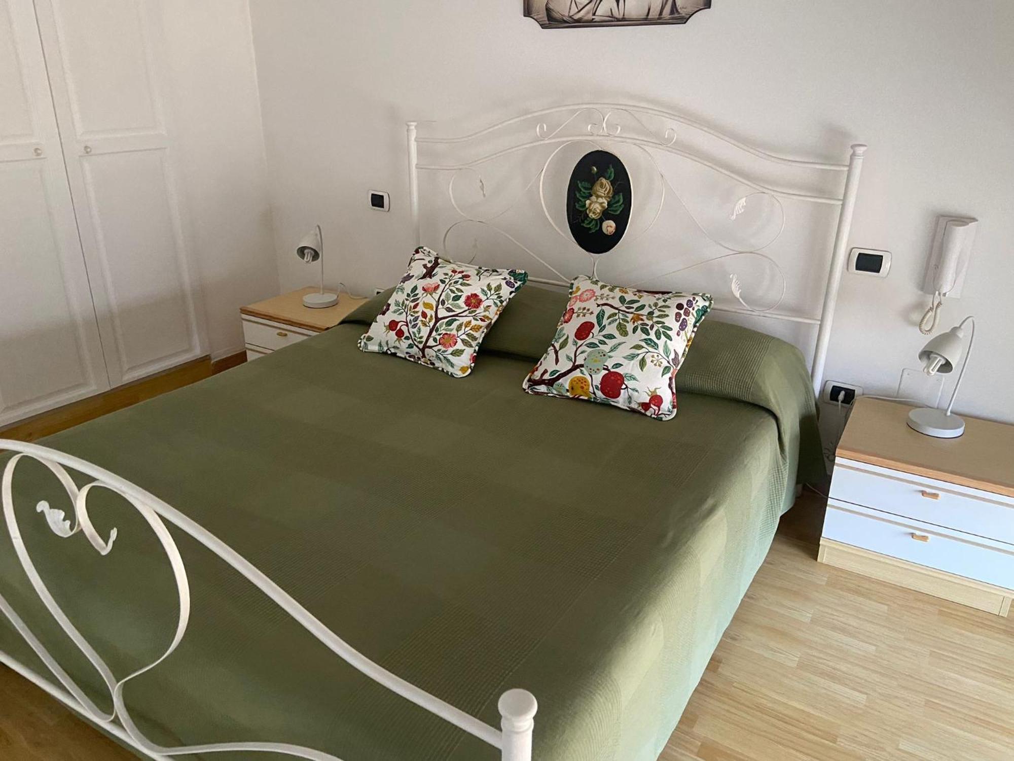 Pm 13A Via Tenente Devenuto Guest House Джовінаццо Екстер'єр фото
